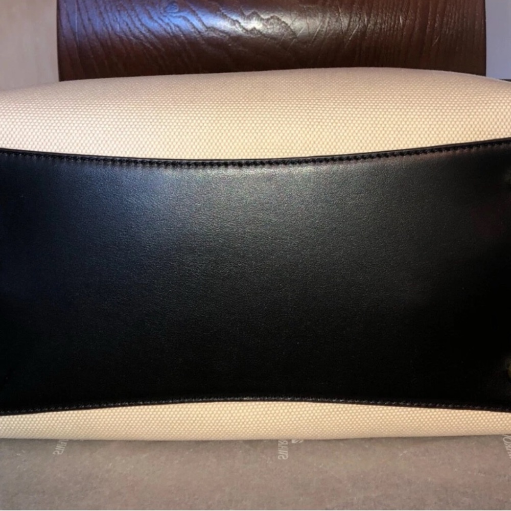 Coach Field Tote Leatherware NEW WITH TAG
COMES WITH POUCH, STRAP AND DUST BAG - Picture 9 of 13